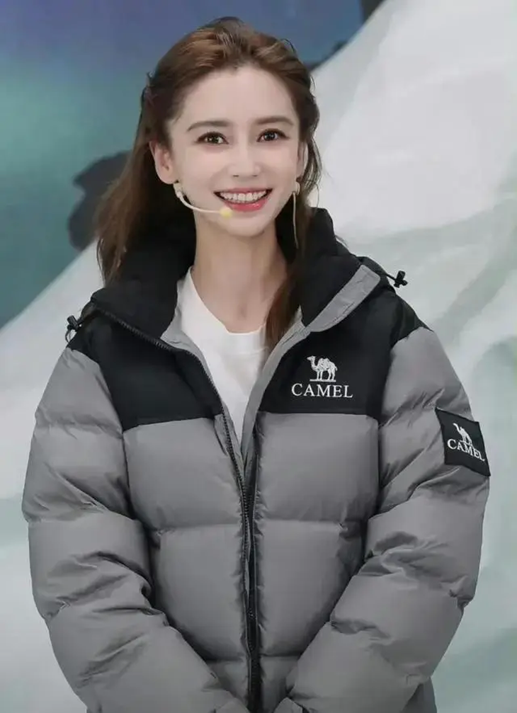 7 triệu người xem Angelababy nói về sự cố xem Lisa biểu diễn thoát y - Ảnh 1.