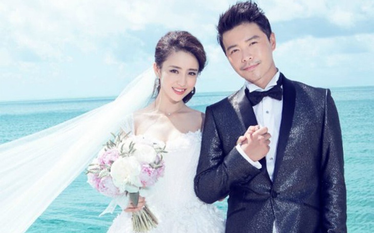 Rosé bị cảnh sát quát khi thò đầu ra khỏi cửa sổ trời  - Ảnh 2.