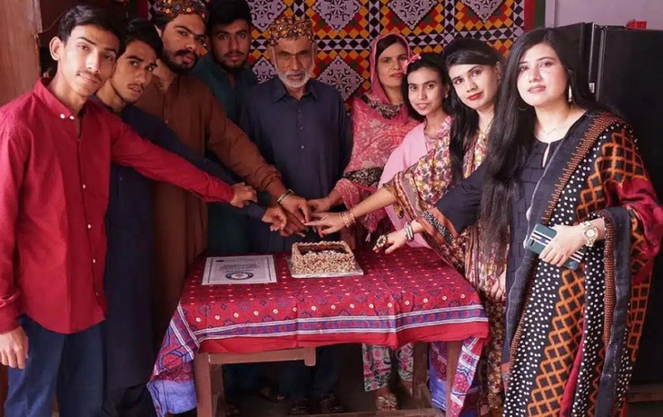 Gia đình 9 người có chung ngày sinh - Ảnh 1.