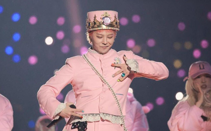 G Dragon trùm khăn kín mặt, đi giày búp bê đốt cháy sân khấu - Ảnh 4.