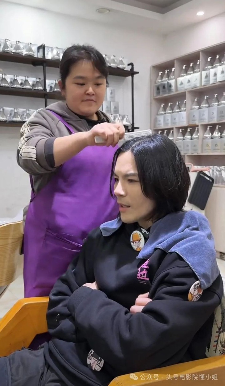 60 triệu người xem quý tử nhà ‘trùm giải trí Hong Kong’ cắt tóc - Ảnh 1.