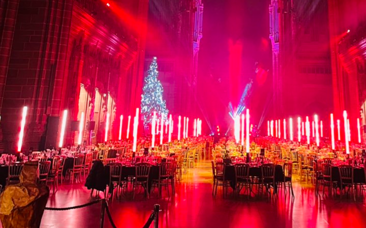 HLV Arne Slot của Liverpool nhận thẻ đỏ vì cái bắt tay kỳ lạ với trọng tài - Ảnh 5.