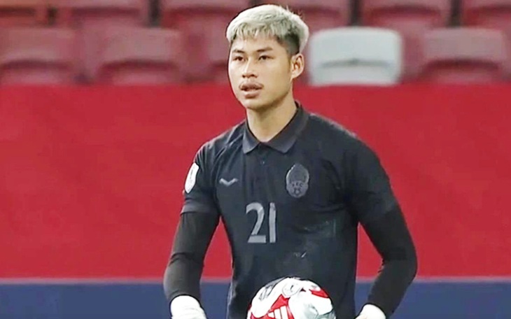 Rivaldo của Indonesia phải chống nạng sau trận thua Việt Nam - Ảnh 3.