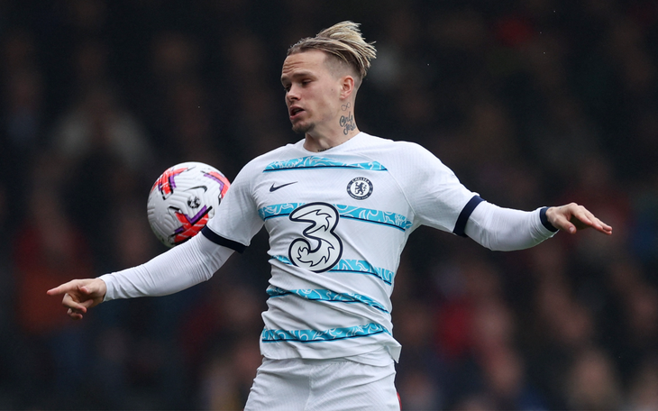 Christopher Nkunku bị ném giấy vệ sinh trên sân đấu - Ảnh 2.