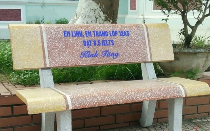 Một khung hình có 6 cô gái mặc quần jeans áo thun, vì sao thế? - Ảnh 2.