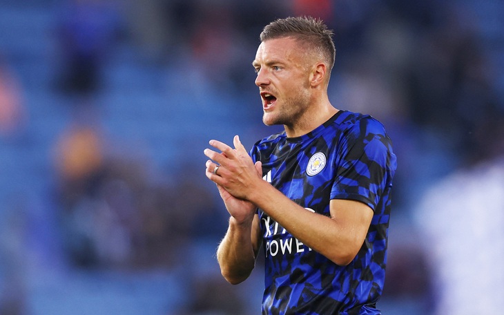 Tiền đạo Jamie Vardy thổi còi dừng trận vì trọng tài… nằm sân - Ảnh 2.