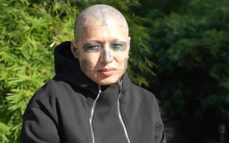 Cây thông 'suy dinh dưỡng' sốt rần rần dịp Noel 2024 - Ảnh 2.