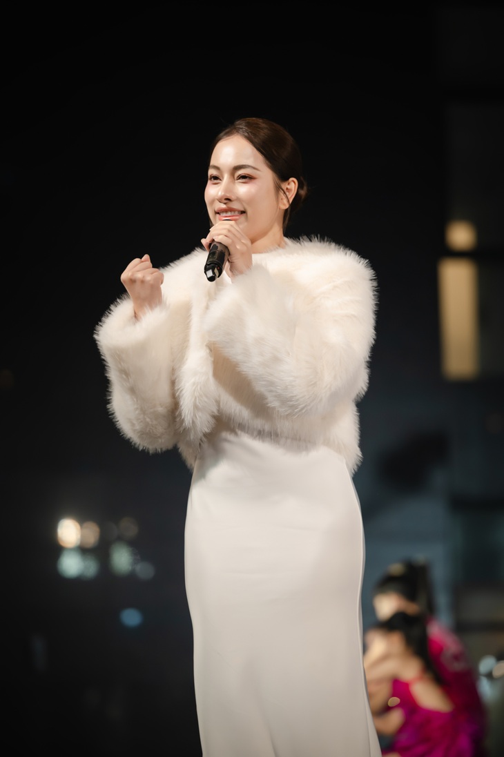 Shontelle đón Giáng sinh đầu tiên ở Việt Nam - Ảnh 2.