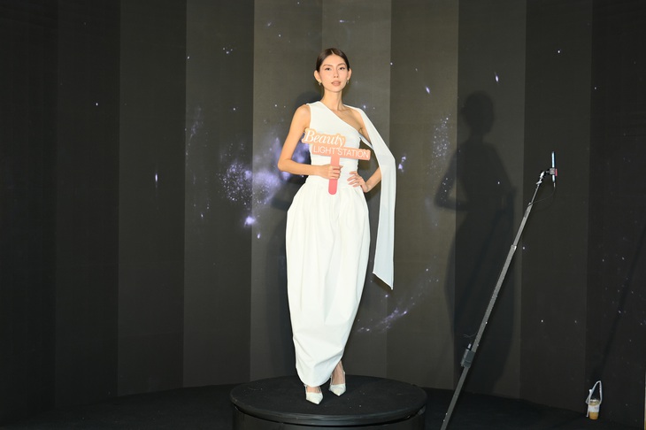 Hoàng Oanh rạng rỡ dự sự kiện, mong có kịch bản phim hay trong năm mới - Ảnh 4.