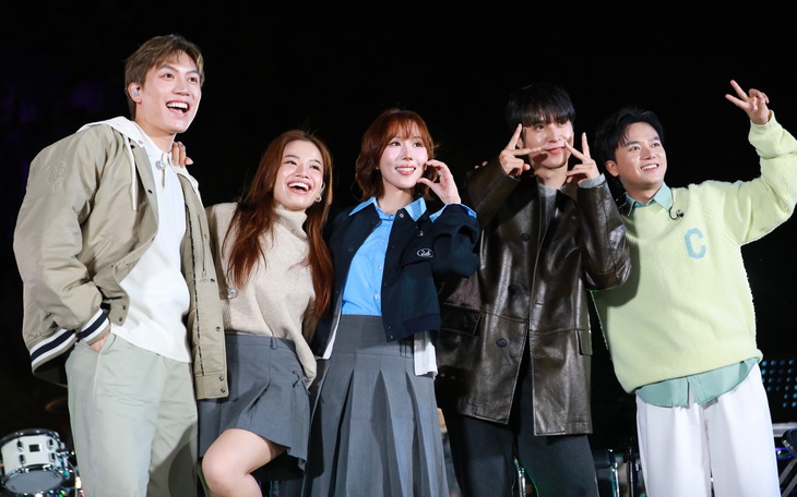 DJ Nene thướt tha trong tà áo dài Việt - Ảnh 9.