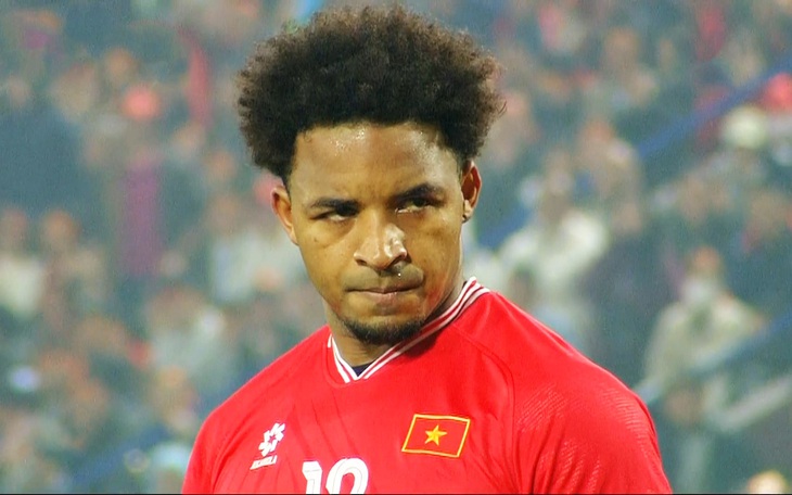 HLV tuyển Lào Ha Hyeok Jun say mê ăn bánh mì trên sân Gò Đậu - Ảnh 3.