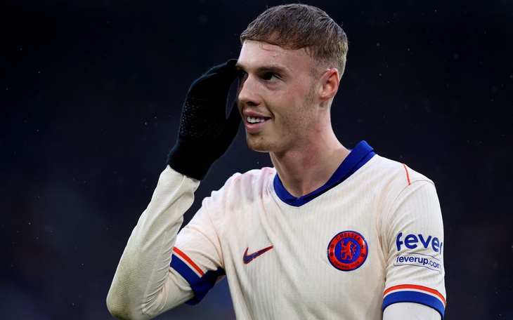 Christopher Nkunku bị ném giấy vệ sinh trên sân đấu - Ảnh 4.