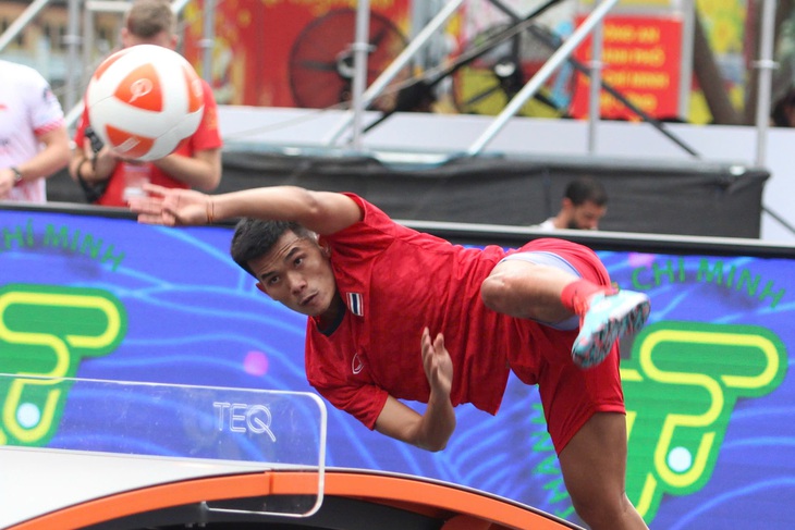 Thú vị giải teqball vô địch thế giới trên phố đi bộ Nguyễn Huệ - Ảnh 2.