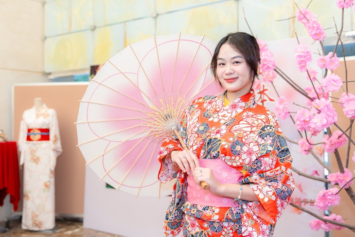 Rộn ràng ngắm, thử Kimono - Ảnh 8.