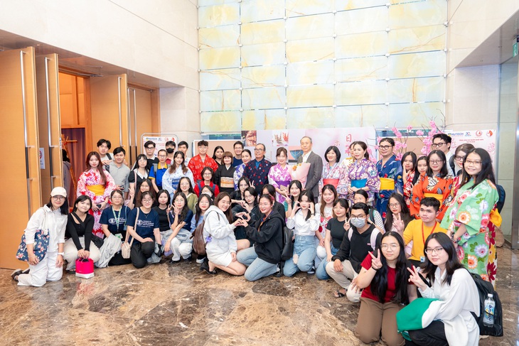 Rộn ràng ngắm, thử kimono - Ảnh 10.