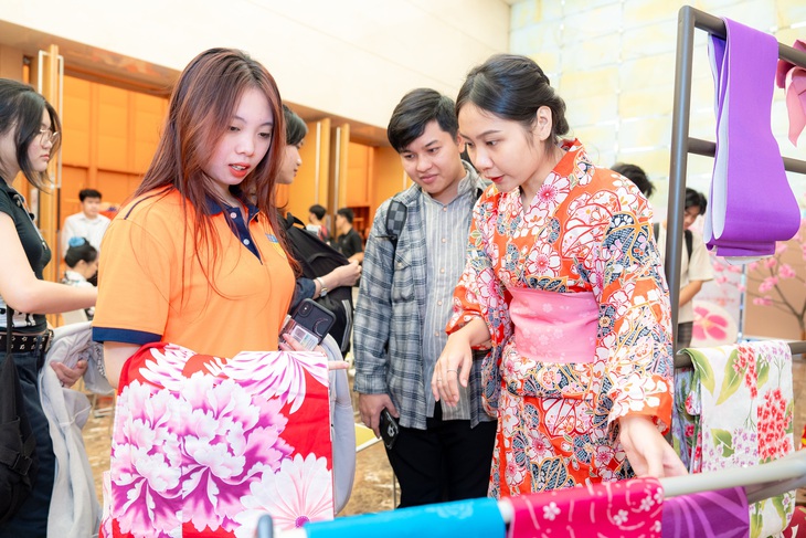 Rộn ràng ngắm, thử Kimono - Ảnh 5.