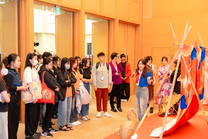 Rộn ràng ngắm, thử kimono - Ảnh 1.