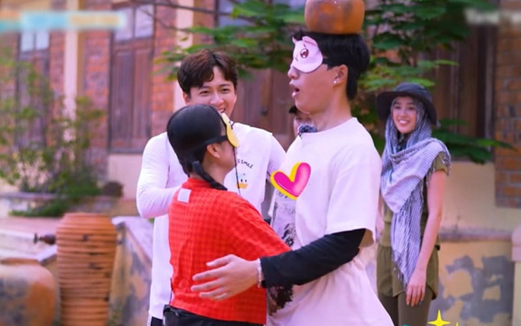 HIEUTHUHAI tháo nhẫn, quỳ gối cầu hôn fan - Ảnh 3.