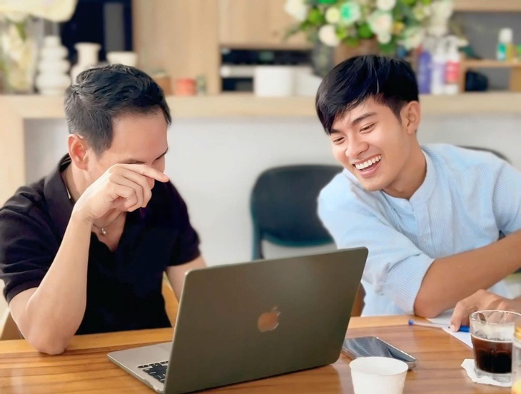 Lê Tuấn Khang xuất hiện ở nhà Lý Hải - Ảnh 1.