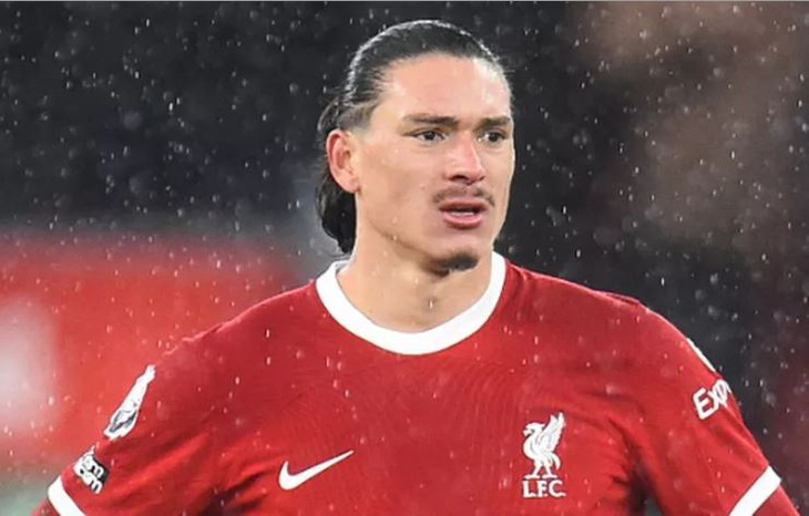 Darwin Nunez thẫn thờ vì... "đời quá đen" - Ảnh: Getty