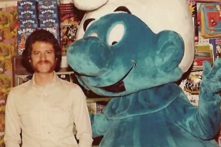 Cha của Matthew Luhn, Mark Luhn, tạo dáng bên trong cửa hàng đồ chơi với chú Xì Trum