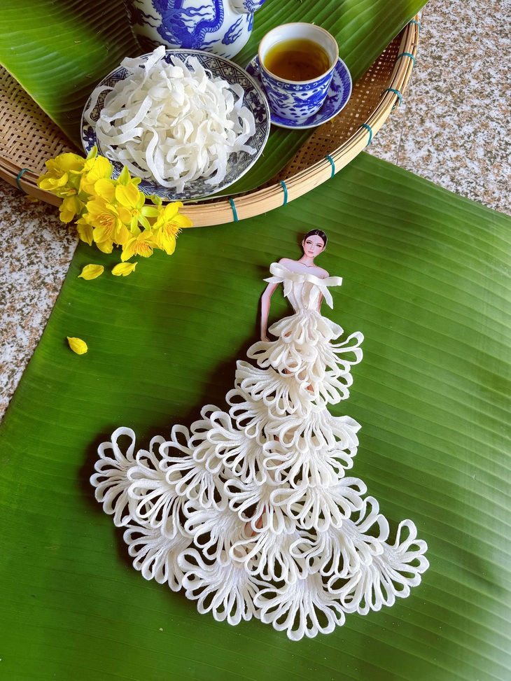 Với thiết kế từ mứt dừa, Nguyễn Minh Công đã cùng gia đình làm loại mứt dừa hoa kỳ công của ông bà thời xưa để mang vào mẫu thiết kế này. Từng thực hiện thiết kế làm từ mứt dừa, Nguyễn Minh Công ở bộ sưu tập mứt Tết lại thổi hồn vào thiết kế này nét khác biệt bằng việc tận dụng những cánh hoa của mứt dừa để làm họa tiết ren cho thiết kế. Một chiếc váy cưới đã được tạo nên dưới bàn tay của Nguyễn Minh Công nhờ những họa tiết ren từ mứt dừa và điểm nhấn bởi phần nơ trên vai áo.