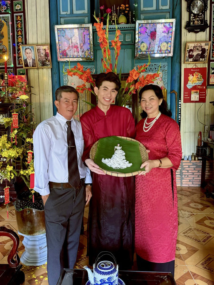 Là một người con của vùng đất miền Tây Nam Bộ, Nguyễn Minh Công lớn lên với những văn hóa truyền thống mùa lễ hội cùng món mứt Tết được mẹ, bà, gia đình cùng nhau tự tay làm.&nbsp;Và lý do mà nhà thiết kế thực hiện bộ sưu tập mứt Tết này là để cùng gia đình giữ lại những nét đẹp văn hóa, ẩm thực của quê hương.