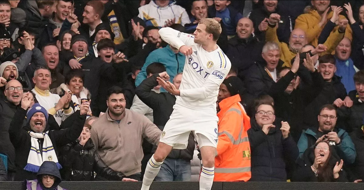 Patrick Bamford ăn mừng đầy khiêu khích - Ảnh: GETTY