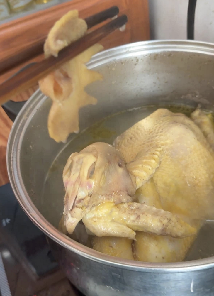 Năm nay cúng đỡ "gà mái" vậy! 