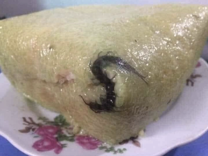 Vẫn là bánh chưng thịt nhưng "thịt" này lòi ra ngoài hết cả rồi... 