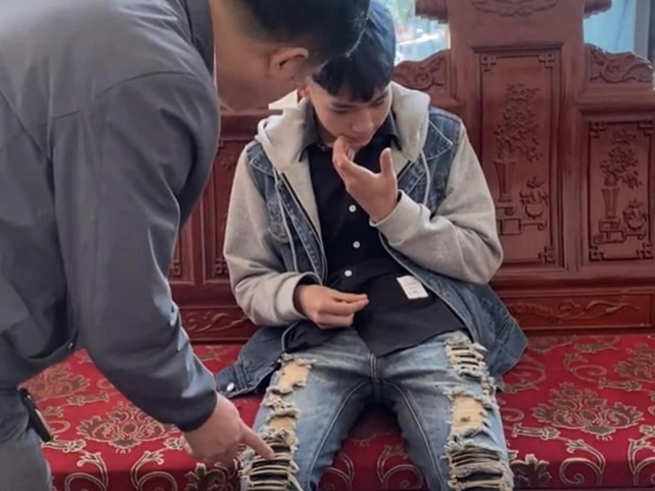 Cháu mua cái quần này ở đâu chỉ chú với? 