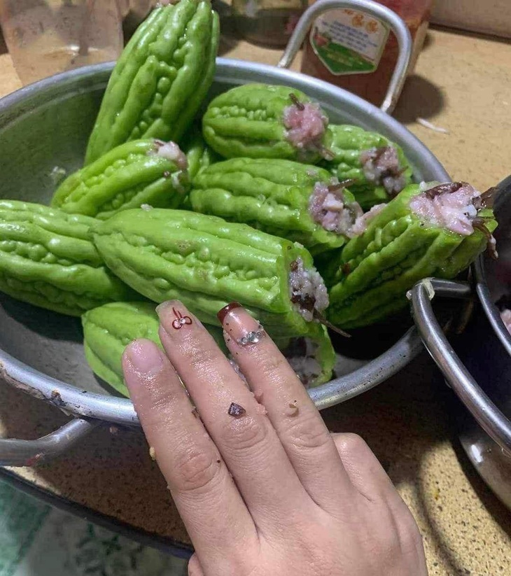 Rồi cái móng tay đâu... 