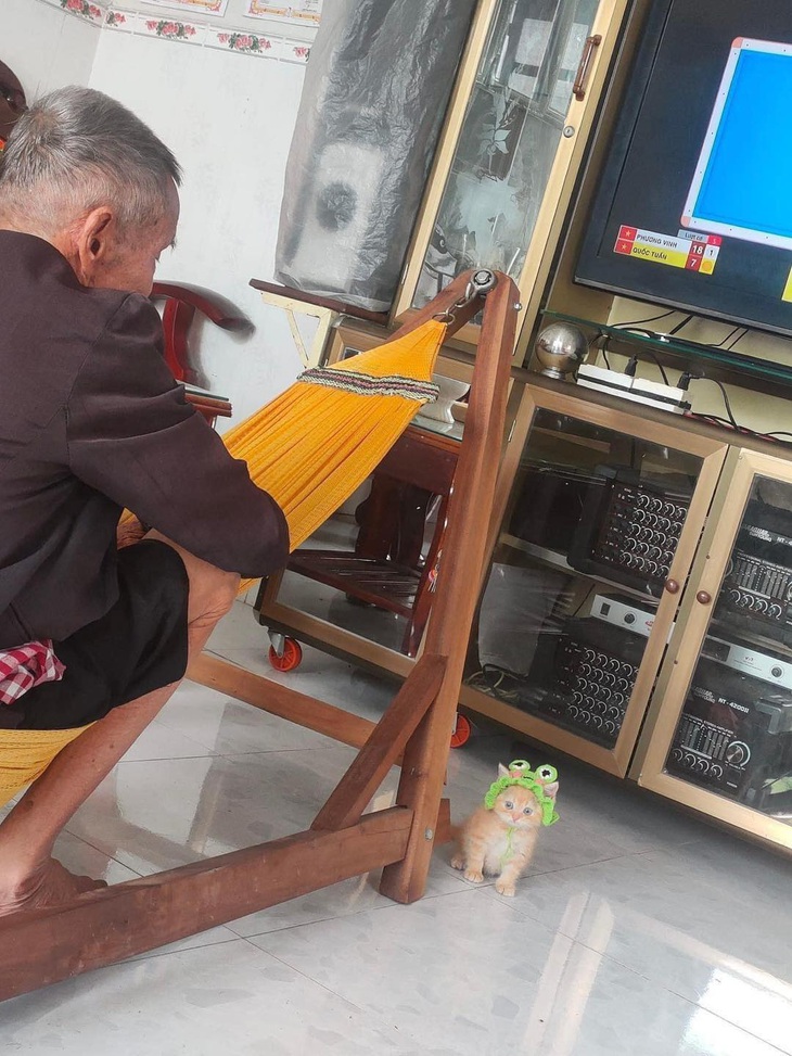 Ông ngoại và cháu ruột của ông. 