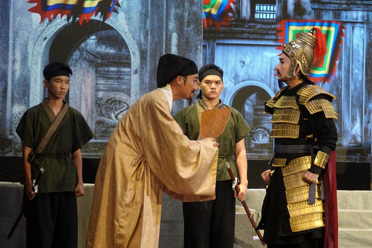 Sân khấu phủ màn hình LED cỡ lớn giúp không gian vở nhạc kịch thêm phần sống động. Xuân Nghị (trái) diễn ra nét gian xảo của nhân vật Nguyễn Hữu Chỉnh - Ảnh: Lê Thúy Bình