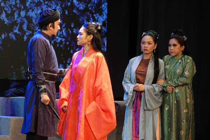 Hoàng Yến (giữa) - học trò cưng của NSND Hồng Vân - diễn tròn vai công chúa Ngọc Hân - Ảnh: Lê Thúy Bình