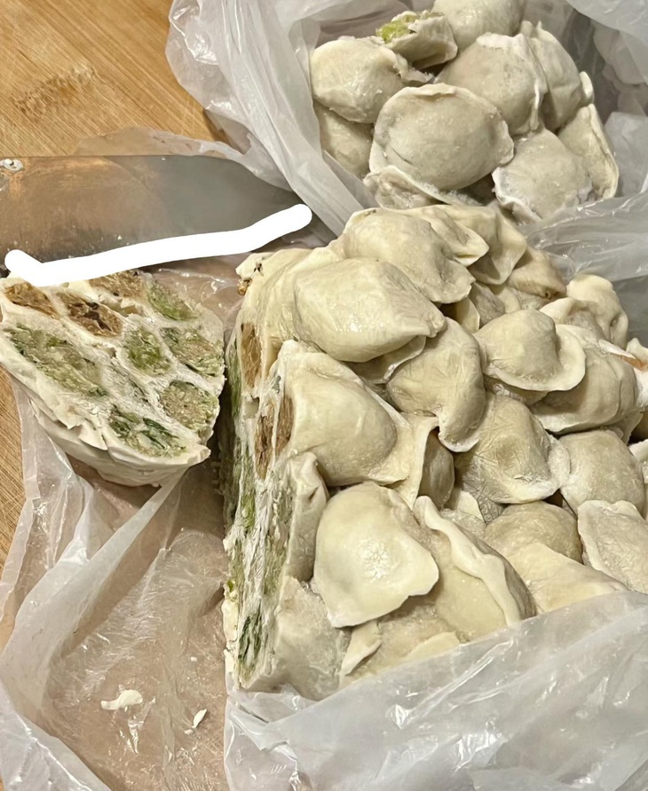 Lần đầu nấu ăn mà... "báo". 