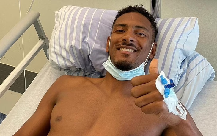 Tuyển Nigeria tẩy chay vòng loại Afcon vì 'bị nhốt' ở sân bay 12 tiếng  - Ảnh 1.