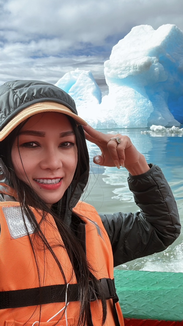 Ca sĩ Kavie Trần thích thú khi được tận mắt thấy những tảng băng lớn