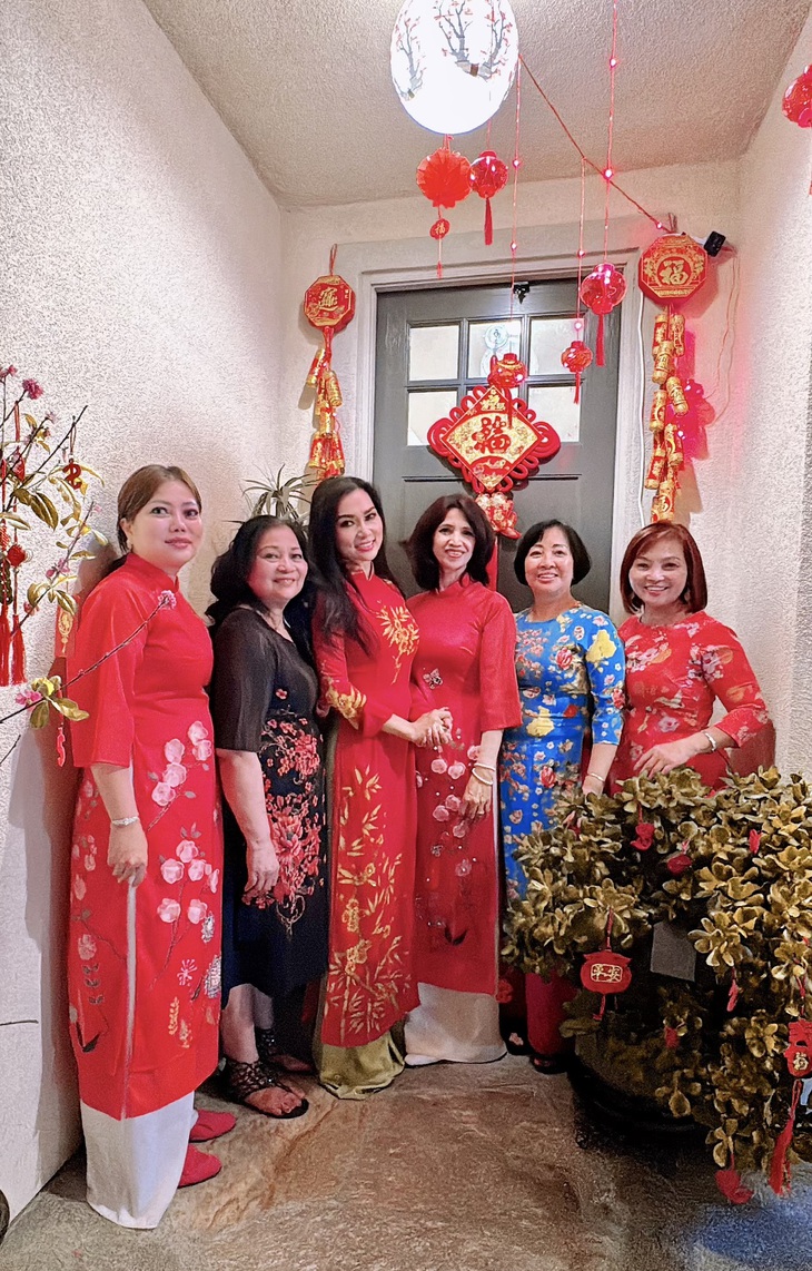 Ca sĩ Kavie Trần đón Tết bên mẹ và gia đình ở Mỹ