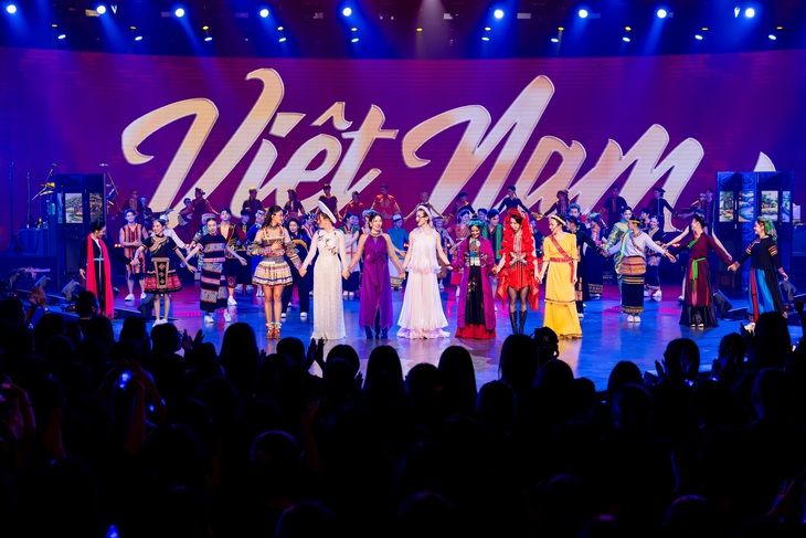 Nhóm MLee: MLee (nhóm trưởng), Hồng Nhung, Lệ Quyên, Phương Vy, Diệp Lâm Anh, H’Hen Niê, Diệu Nhi