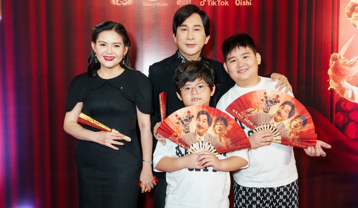 Nghệ sĩ Kim Tử Long đưa vợ và hai con trai đến sự kiện. Tài tử cải lương được nhiều đồng nghiệp gọi vui là "trùm cuối" trong Sáng đèn vì nhân vật của anh được giấu nhẹm đến cuối phim mới được hé lộ. Trước đó, Kim Tử Long từng có màn "kể khổ" việc đạo diễn Hoàng Tuấn Cường "xài xể" mình trên phim trường khi đóng một phân cảnh mà kéo dài suốt mấy ngày.