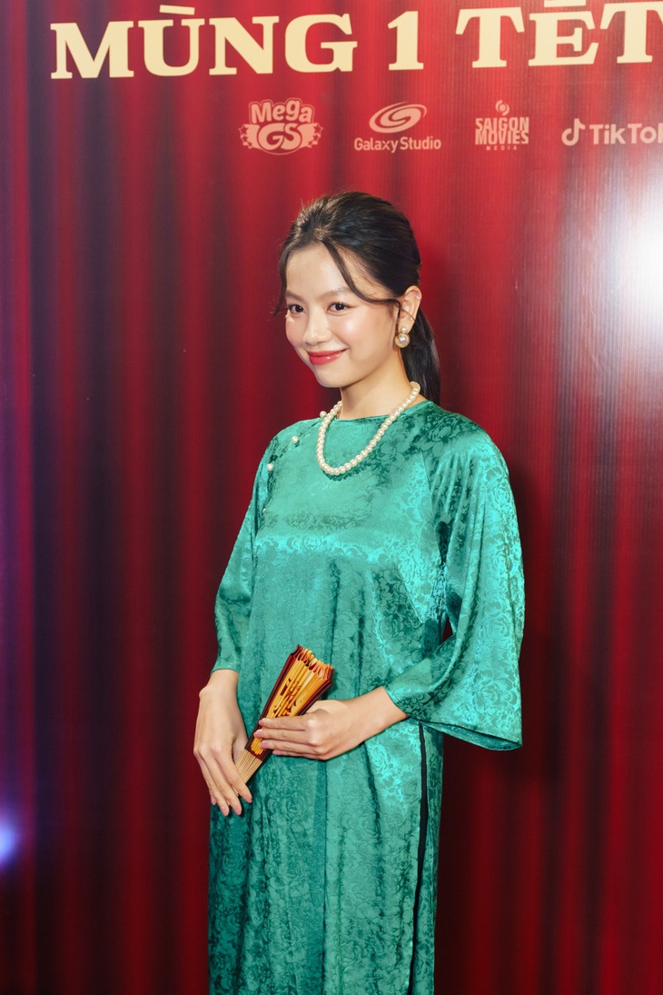 Diễn viên Hạ Anh đến chúc mừng 