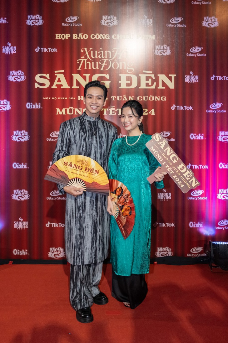 Bạch Công Khanh và Hạ Anh có màn tương tác vui vẻ trên thảm đỏ