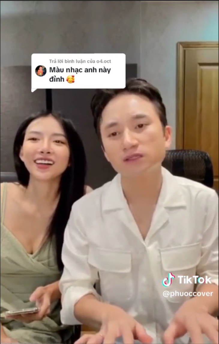 Bà xã Khánh Vy nhiệt tình cùng ông xã giao lưu với người hâm mộ