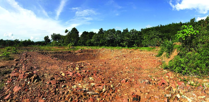 Tháng 4-2021, ao mới đào, toàn đá là đá, chưa có nước