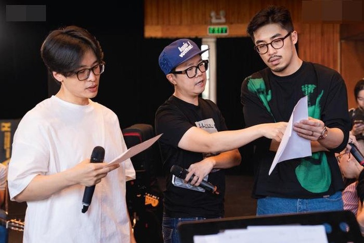 Hà Anh Tuấn tập luyện cùng Lê Hiếu và Vũ (trái qua) cho 2 đêm concert Người giữ mùa xuân