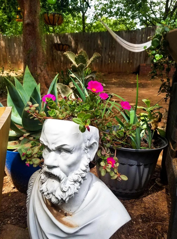 Thử tài tinh mắt: Hai đứa con trai của người phụ nữ ở đâu?- Ảnh 3.