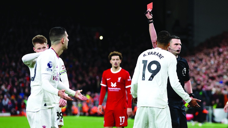 Thẻ phạt là một trong những chuyện gây tranh cãi nhất làng bóng đá Ảnh: REUTERS