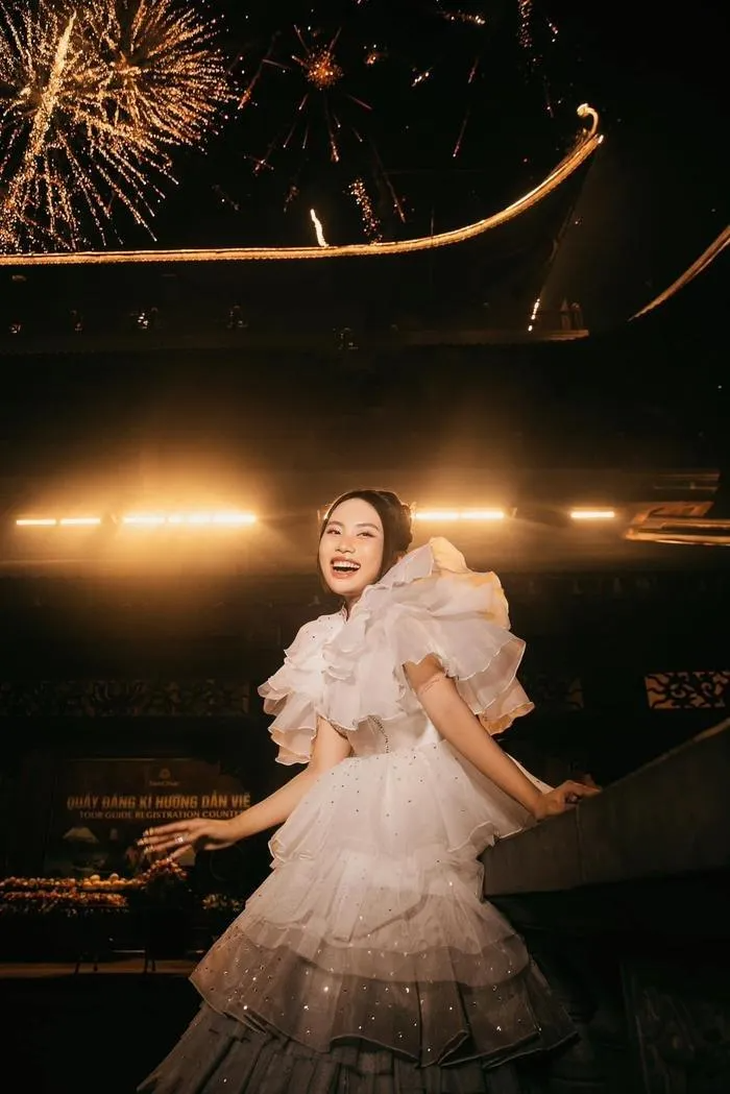 Phương Mỹ Chi có outfit lộng lẫy trong đêm biểu diễn tại Hà Nam mới đây