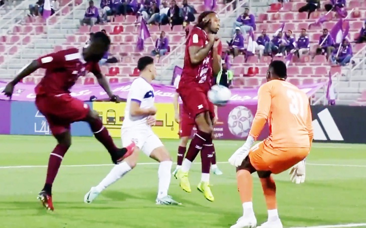 Thủ môn bị thủng lưới vì hậu vệ 